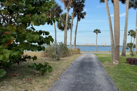 House in Port Orange, Florida 3 bedrooms, 208.29 sq.m. № 1688407 - photo 27