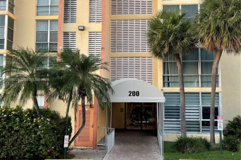 Condo in Sunny Isles Beach, Florida, 1 bedroom № 1994017 - photo 1