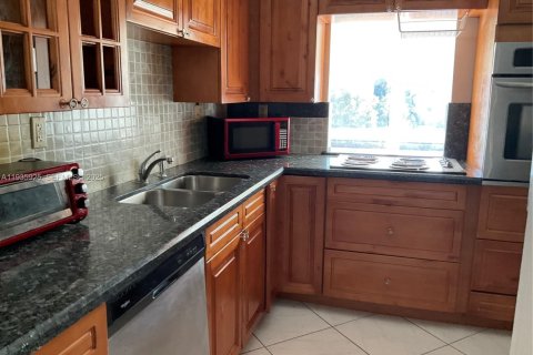 Condo in Sunny Isles Beach, Florida, 1 bedroom № 1994017 - photo 2