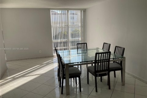 Condo in Sunny Isles Beach, Florida, 1 bedroom № 1994017 - photo 5
