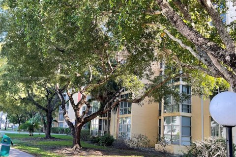 Condo in Sunny Isles Beach, Florida, 1 bedroom № 1994017 - photo 15