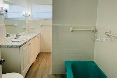 House in Venice, Florida 4 bedrooms, 160.16 sq.m. № 2380971 - photo 10