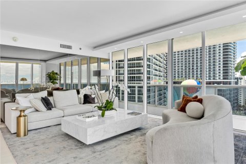 Condominio en alquiler en Hallandale Beach, Florida, 3 dormitorios, 191.84 m2 № 1935855 - foto 15