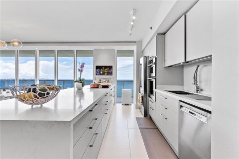 Condominio en alquiler en Hallandale Beach, Florida, 3 dormitorios, 191.84 m2 № 1935855 - foto 9