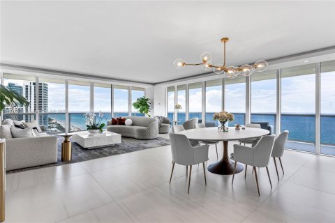 Condominio en alquiler en Hallandale Beach, Florida, 3 dormitorios, 191.84 m2 № 1935855 - foto 10