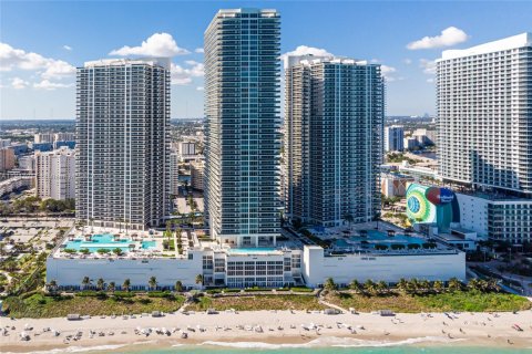 Condominio en alquiler en Hallandale Beach, Florida, 3 dormitorios, 191.84 m2 № 1935855 - foto 2