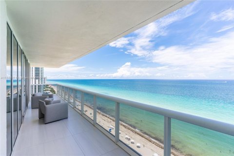 Condominio en alquiler en Hallandale Beach, Florida, 3 dormitorios, 191.84 m2 № 1935855 - foto 1