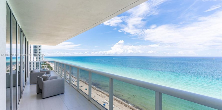 Condominio en Hallandale Beach, Florida, 3 dormitorios  № 1935855