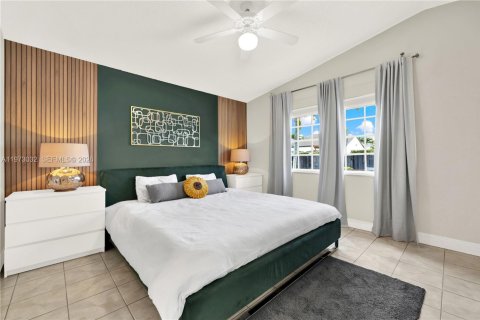 House in Miami, Florida 4 bedrooms, 153.66 sq.m. № 2041432 - photo 3