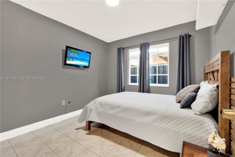 House in Miami, Florida 4 bedrooms, 153.66 sq.m. № 2041432 - photo 23