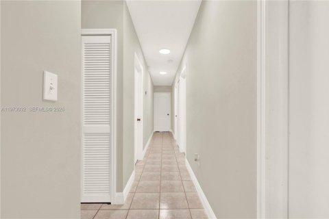 House in Miami, Florida 4 bedrooms, 153.66 sq.m. № 2041432 - photo 20