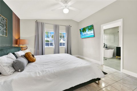 House in Miami, Florida 4 bedrooms, 153.66 sq.m. № 2041432 - photo 5