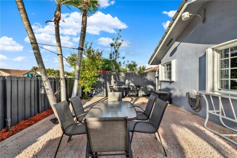 House in Miami, Florida 4 bedrooms, 153.66 sq.m. № 2041432 - photo 28