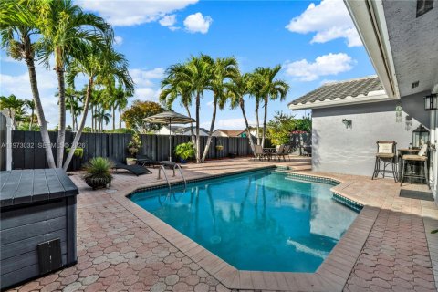 House in Miami, Florida 4 bedrooms, 153.66 sq.m. № 2041432 - photo 2