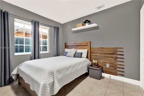 House in Miami, Florida 4 bedrooms, 153.66 sq.m. № 2041432 - photo 22