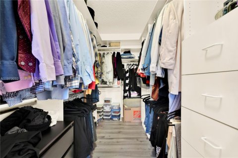 House in Miami, Florida 4 bedrooms, 153.66 sq.m. № 2041432 - photo 8