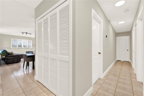 House in Miami, Florida 4 bedrooms, 153.66 sq.m. № 2041432 - photo 19