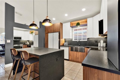 House in Miami, Florida 4 bedrooms, 153.66 sq.m. № 2041432 - photo 14