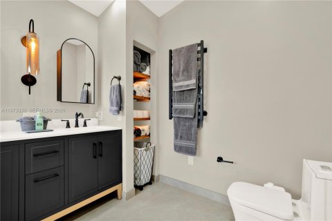 House in Miami, Florida 4 bedrooms, 153.66 sq.m. № 2041432 - photo 7