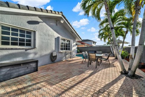 House in Miami, Florida 4 bedrooms, 153.66 sq.m. № 2041432 - photo 27