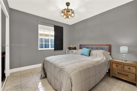 House in Miami, Florida 4 bedrooms, 153.66 sq.m. № 2041432 - photo 21