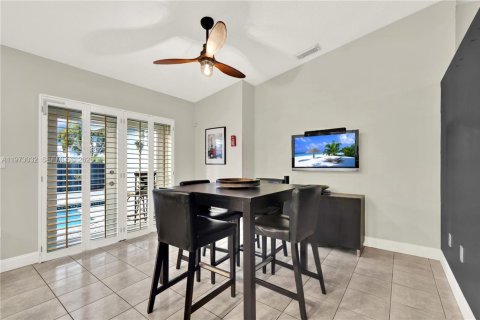 House in Miami, Florida 4 bedrooms, 153.66 sq.m. № 2041432 - photo 17