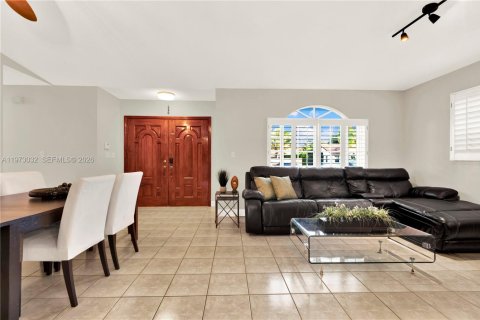 House in Miami, Florida 4 bedrooms, 153.66 sq.m. № 2041432 - photo 9