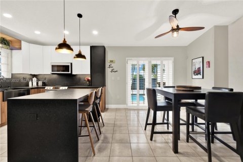 House in Miami, Florida 4 bedrooms, 153.66 sq.m. № 2041432 - photo 16