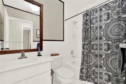 House in Miami, Florida 4 bedrooms, 153.66 sq.m. № 2041432 - photo 24