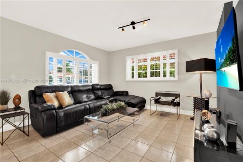 House in Miami, Florida 4 bedrooms, 153.66 sq.m. № 2041432 - photo 12