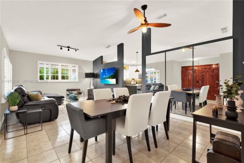 House in Miami, Florida 4 bedrooms, 153.66 sq.m. № 2041432 - photo 11