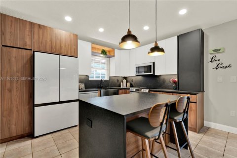 House in Miami, Florida 4 bedrooms, 153.66 sq.m. № 2041432 - photo 13