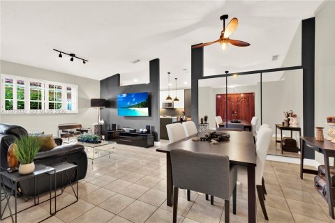 House in Miami, Florida 4 bedrooms, 153.66 sq.m. № 2041432 - photo 10