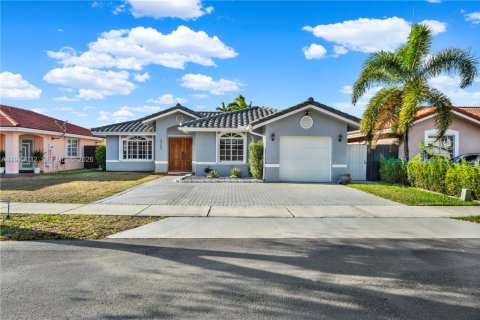 House in Miami, Florida 4 bedrooms, 153.66 sq.m. № 2041432