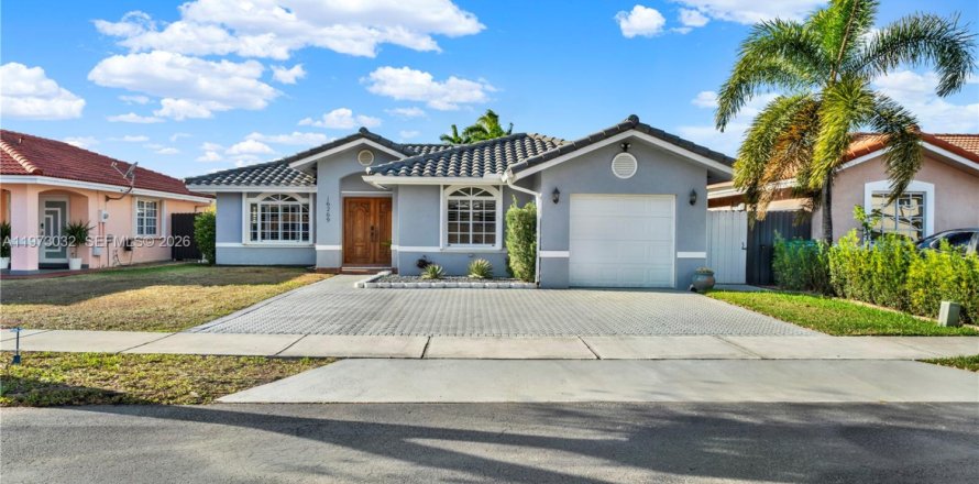 House in Miami, Florida 4 bedrooms, 153.66 sq.m. № 2041432