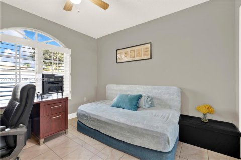 House in Miami, Florida 4 bedrooms, 153.66 sq.m. № 2041432 - photo 25