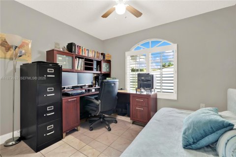 House in Miami, Florida 4 bedrooms, 153.66 sq.m. № 2041432 - photo 26