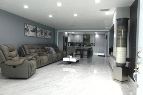 House in Tampa, Florida 3 bedrooms, 138.24 sq.m. № 1882899 - photo 3