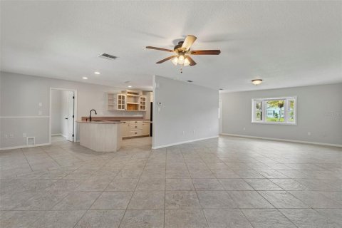 Casa en venta en Port Charlotte, Florida, 2 dormitorios, 168.99 m2 № 1912497 - foto 8