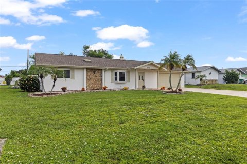 Casa en venta en Port Charlotte, Florida, 2 dormitorios, 168.99 m2 № 1912497 - foto 3