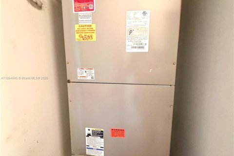 Touwnhouse à vendre à Miami, Floride: 3 chambres, 165.09 m2 № 1947760 - photo 30