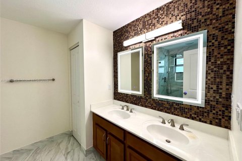 Touwnhouse à vendre à Miami, Floride: 3 chambres, 165.09 m2 № 1947760 - photo 15