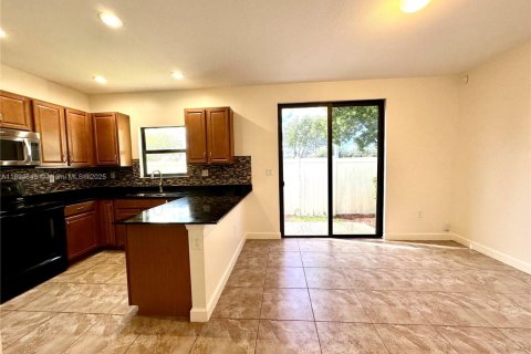 Touwnhouse à vendre à Miami, Floride: 3 chambres, 165.09 m2 № 1947760 - photo 4