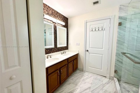 Touwnhouse à vendre à Miami, Floride: 3 chambres, 165.09 m2 № 1947760 - photo 17