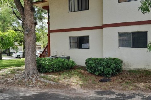 Condo in Lauderhill, Florida, 1 bedroom  № 2027628 - photo 3