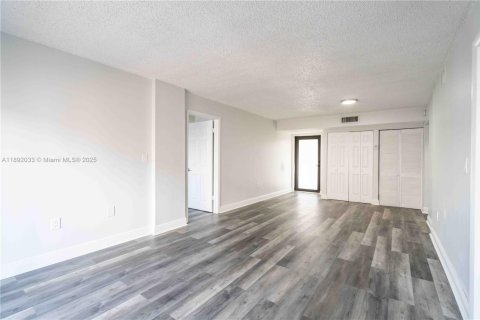 Снять в аренду квартиру в Майами-Бич, Флорида 2 спальни, 92.9м2, № 1943803 - фото 9