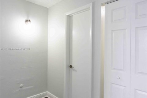 Снять в аренду квартиру в Майами-Бич, Флорида 2 спальни, 92.9м2, № 1943803 - фото 19