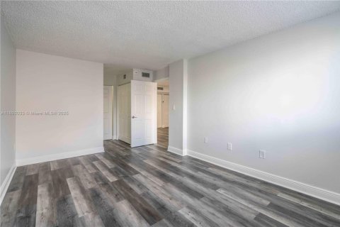 Снять в аренду квартиру в Майами-Бич, Флорида 2 спальни, 92.9м2, № 1943803 - фото 17