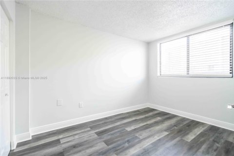 Снять в аренду квартиру в Майами-Бич, Флорида 2 спальни, 92.9м2, № 1943803 - фото 10