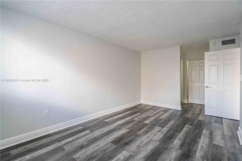 Снять в аренду квартиру в Майами-Бич, Флорида 2 спальни, 92.9м2, № 1943803 - фото 18